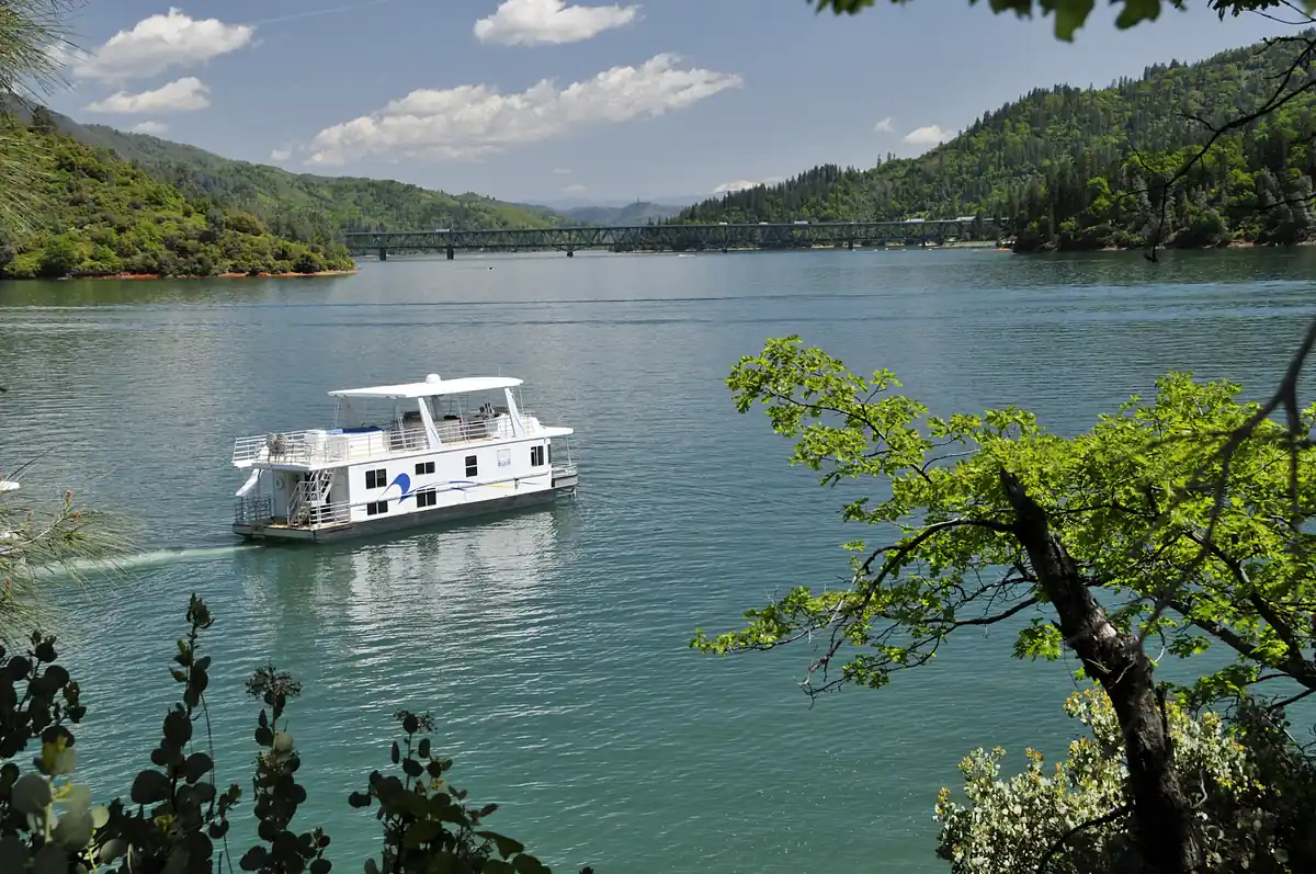 A houseboat underway on Shasta Lake